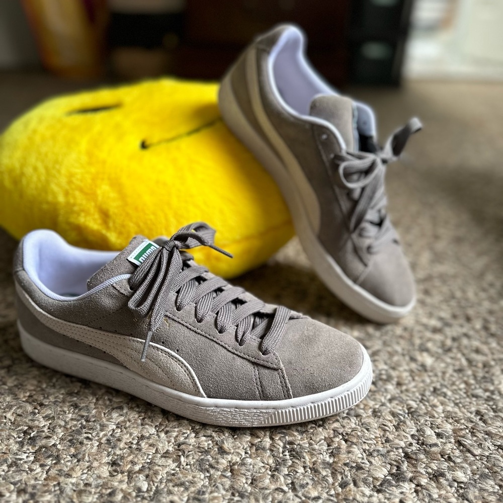 Gray suede pumas